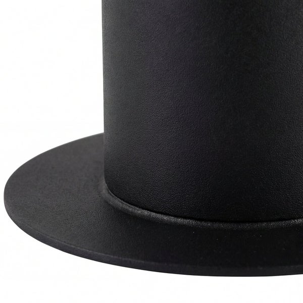 Detailaufnahme eines schwarzen Metallpfostens mit Basis