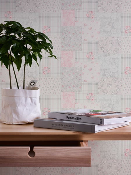 Tapete mit Patchwork-Design und floralen Motiven in einem hellen Raum.
