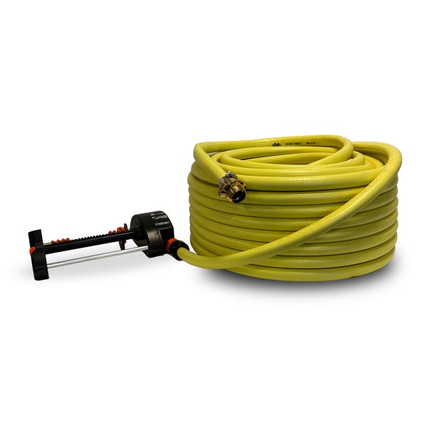 Gelber Gartenschlauch aufgerollt mit angeschlossenem Claber Viereckregner.