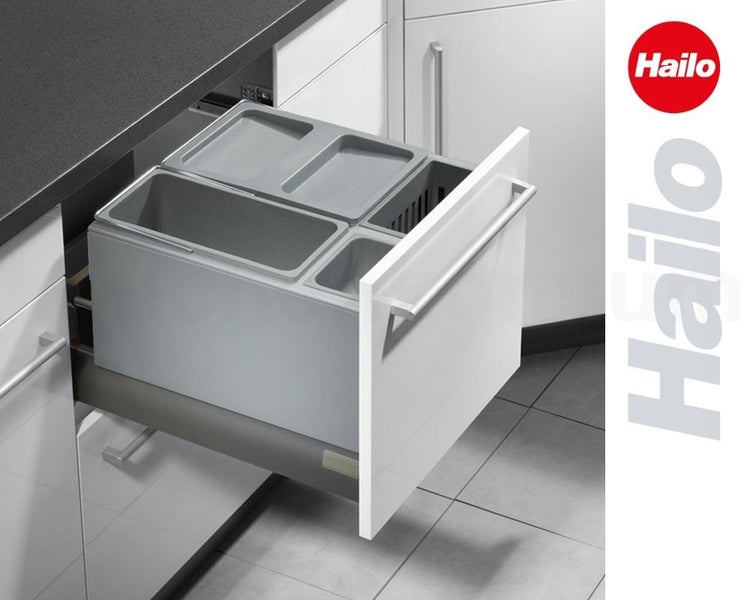 Hailo Mülltrennsystem für Küchenschubladen mit mehreren grauen Behältern zur Abfalltrennung in einem weißen Unterschrank. Hailo Logo.