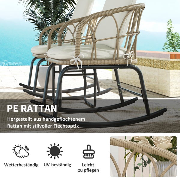 Zwei Garten-Schaukelstühle aus handgeflochtenem PE-Rattan mit Sitzkissen, wetterbeständig, UV-beständig und pflegeleicht auf einer Terrasse.