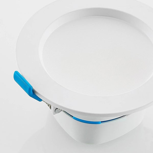 Runder weißer LED-Einbaustrahler mit blauen Befestigungsfedern.