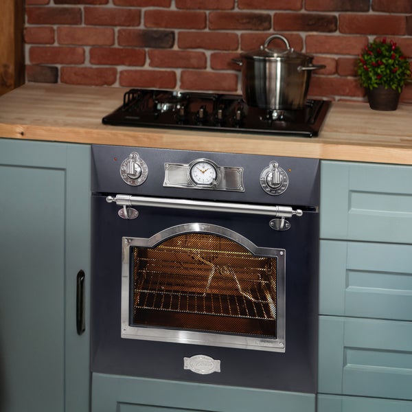 Einbau-Backofen im Retro-Design mit analoger Uhr, integriert in eine Küchenzeile mit Holzarbeitsplatte und Backsteinwand im Hintergrund.