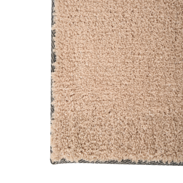 Hochflor-Teppich mit weicher, zotteliger Struktur und gewebter Unterseite.