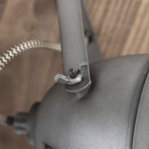 Nahaufnahme einer Leuchte mit Schraube zur Befestigung