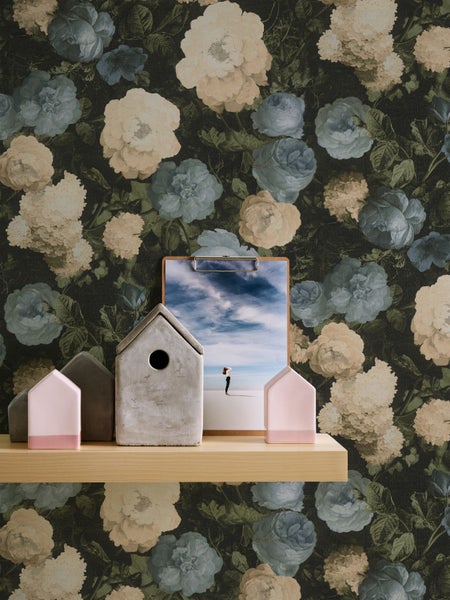 Blumentapete mit dekorativen Elementen auf einem Regal