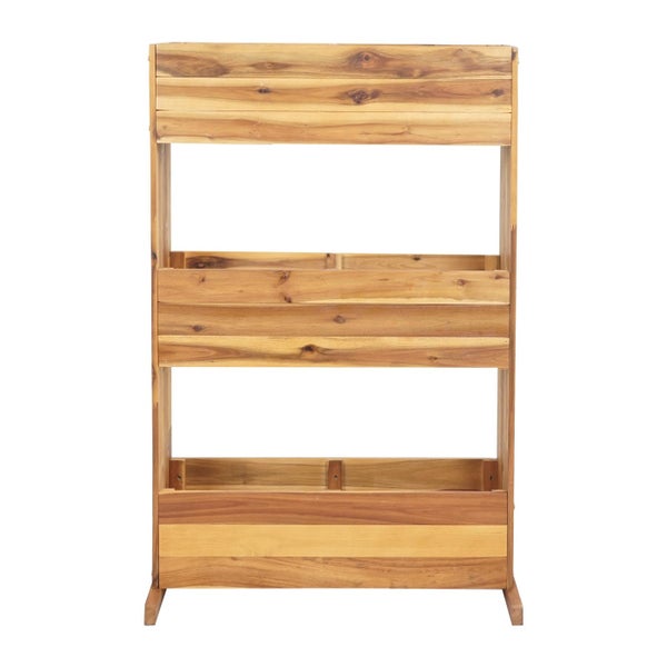 Vertikales Pflanzregal aus Holz mit drei Etagen.
