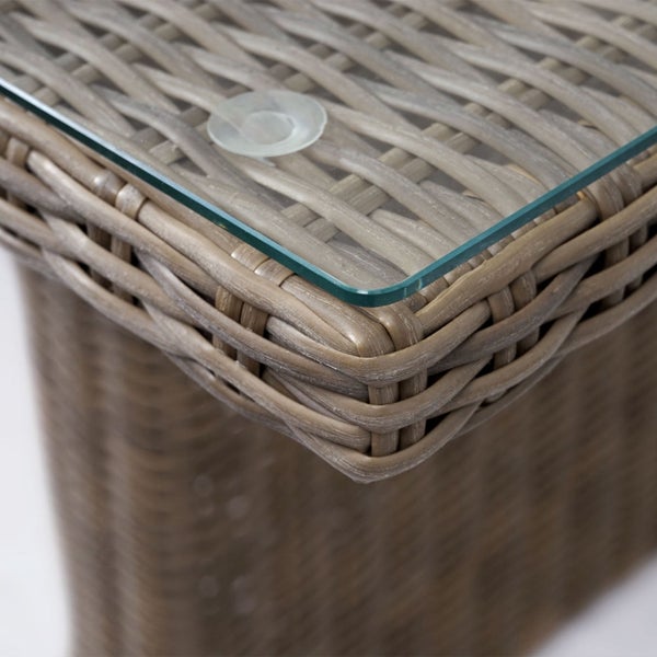 Detailansicht eines Gartentisches aus Polyrattan mit Glasplatte und Saugnapf-Halterung.