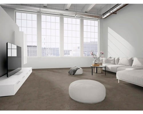 Modernes, helles Wohnzimmer im Loftstil mit großem Fenster, weißem Ecksofa und einem braunen Teppichboden.