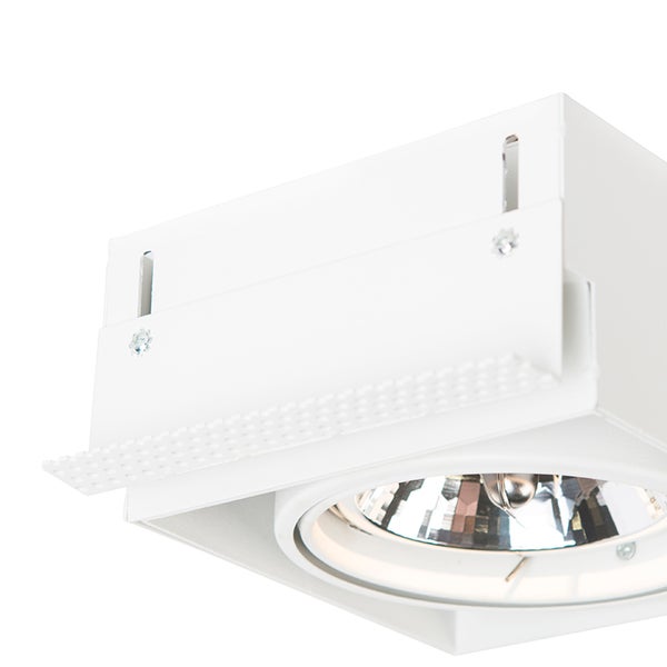 Einbaustrahler quadratisch in Weiß, Detailansicht mit Putzrand für den randlosen Einbau in die Decke.