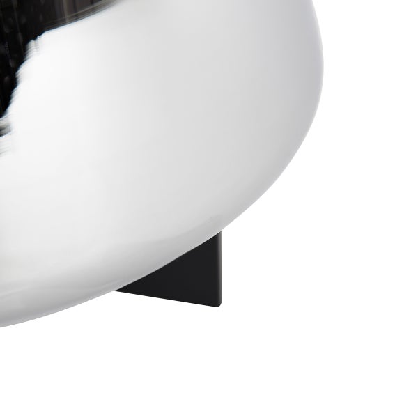 Detailaufnahme einer weißen Kugelleuchte mit schwarzem Fuß