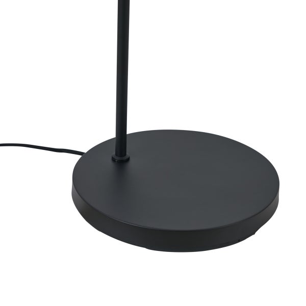 Rundes Lampenstativ mit schwarzer Basis und schlankem Stab.