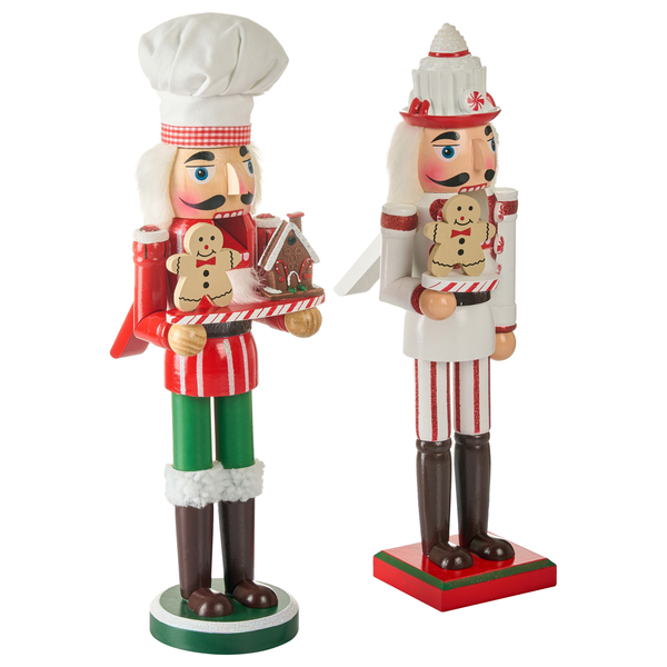 Zwei Nussknackerfiguren als Bäcker und Koch mit Lebkuchenmännchen und Lebkuchenhaus