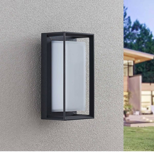 Rechteckige Außenwandleuchte mit schwarzem Metallrahmen und weißem Diffusor an einer Fassade.