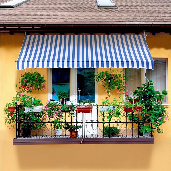 Balkon mit blau-weiß gestreifter Markise und Blumenkästen