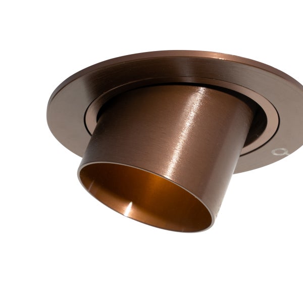 Zylinderförmiger Einbaustrahler aus gebürstetem Metall in Kupferoptik.