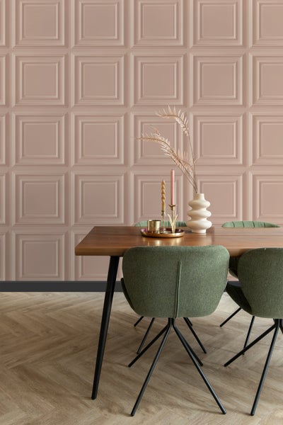 Esszimmer mit quadratischer Paneel Tapete, Holztisch und grünen Stühlen.
