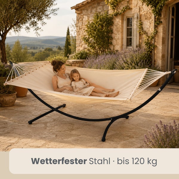 Stabhängematte mit schwarzem Metallgestell auf einer Terrasse, wetterfester Stahl, Belastbarkeit bis zu 120 Kilogramm.