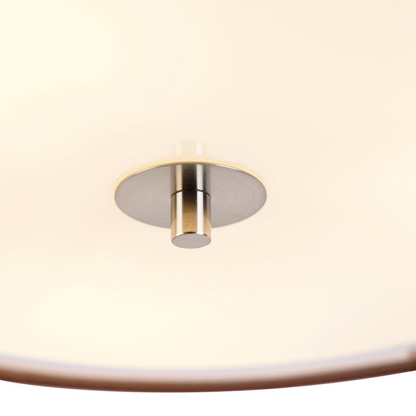 Nahaufnahme eines Befestigungselements aus gebürstetem Metall für eine Deckenleuchte.