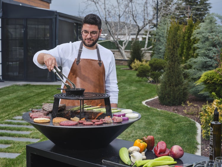 The Favilla FLAME SCHWARZ Feuerschale mit Grillring – Outdoor Grill mit Holzlager & Grillrost – Feuerstelle pulverbeschichtet mit Abdeckhaube & Schürze – Ø 85 cm Grillplatte