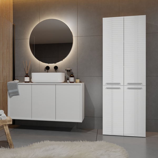 Modernes Badezimmer mit Waschtisch, Spiegelschrank und Hochschrank für ein stilvolles Ambiente