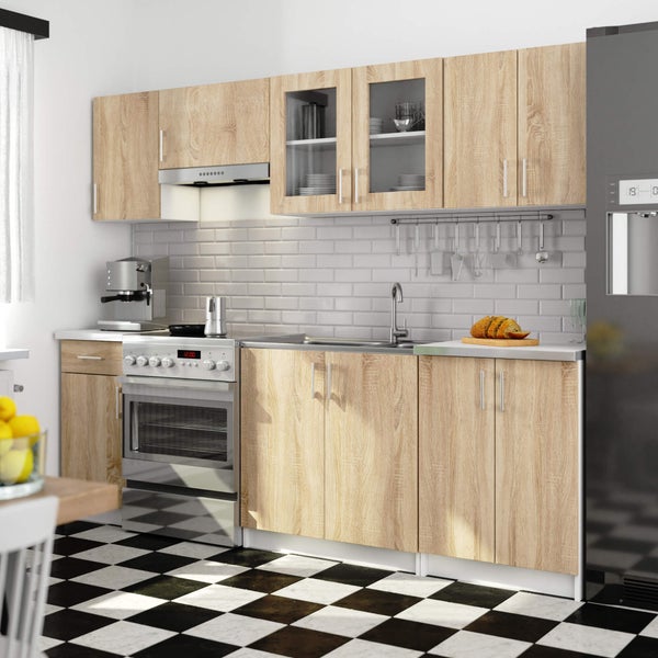 Küchenzeile mit Elektrogeräten, Spüle und Geschirr