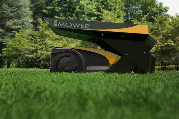 Mähroboter mit Ladestation auf Rasen