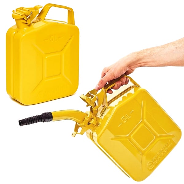Gelber Metall-Kraftstoffkanister 5 Liter mit flexiblem Ausgießer, eine Hand hält den gekippten Kanister.