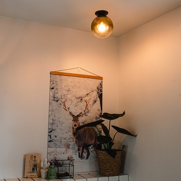 Deckenleuchte mit runder Glasabdeckung in einem hellen Raum