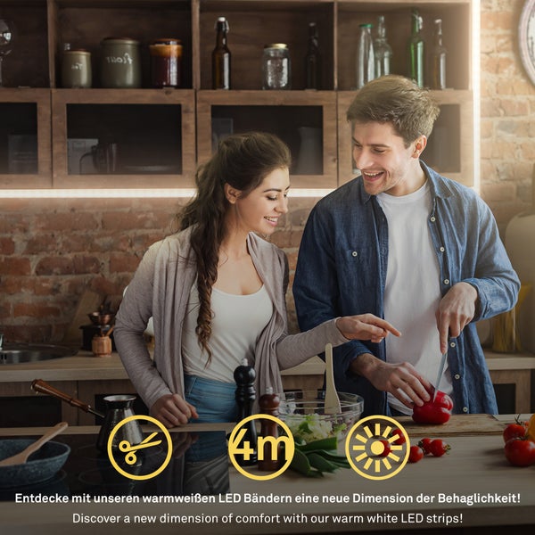Paar kocht in rustikaler Küche mit warmweißer LED-Band-Beleuchtung unter Schränken. Länge 4 Meter, kürzbar und dimmbar.