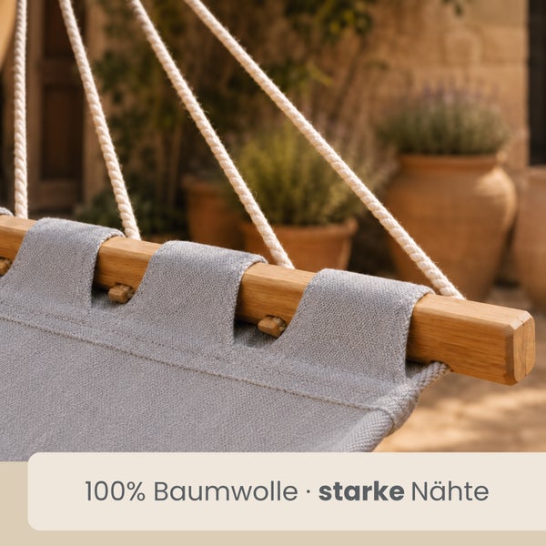 Grauer Hängesessel aus 100 Prozent Baumwolle mit starken Nähten, Holzstab und Seilaufhängung.