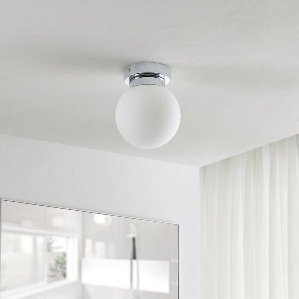 Deckenleuchte mit runder Form und Metallbefestigung im Badezimmer