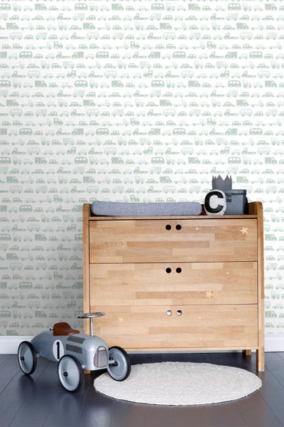 Helles Kinderzimmer mit Kommode, Spielzeugauto und Tapete mit Automotiven