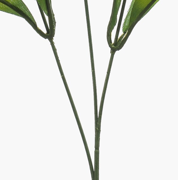 Nahaufnahme von grünen Stielen und Blättern einer Kunstpflanze.