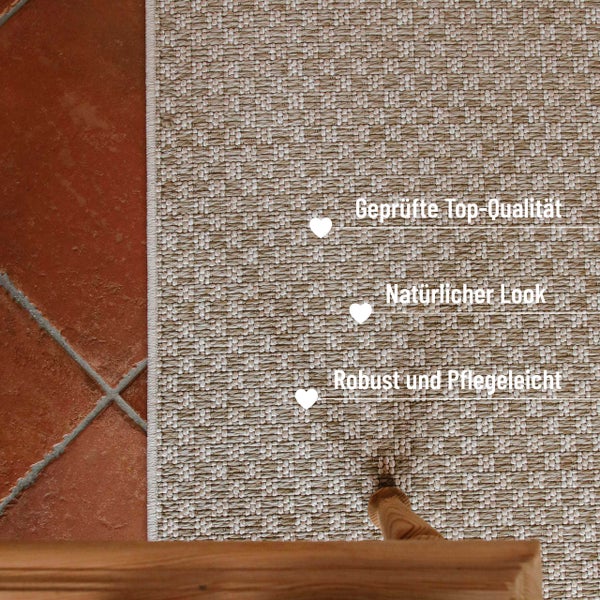 Flachgewebe-Teppich mit natürlicher Optik auf Terrakotta-Fliesen, robust und pflegeleicht in geprüfter Qualität.