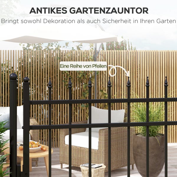 Schwarzes Metall-Gartenzauntor mit Pfeilspitzen vor einer Terrasse mit Korbsesseln, Holztisch und einem Sichtschutz aus Holzlamellen.