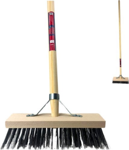 Kehrbesen mit Holzstiel und schwarzen Borsten