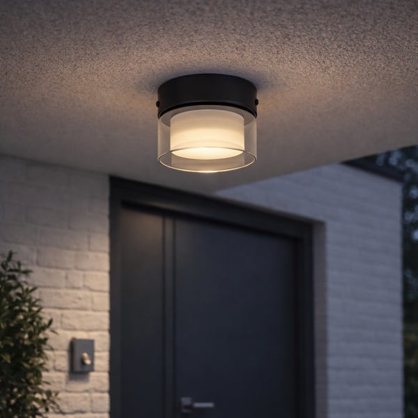 Moderne runde Außen-Deckenleuchte mit schwarzem Sockel und doppeltem Glasschirm, montiert an einer hellen Decke im Eingangsbereich.