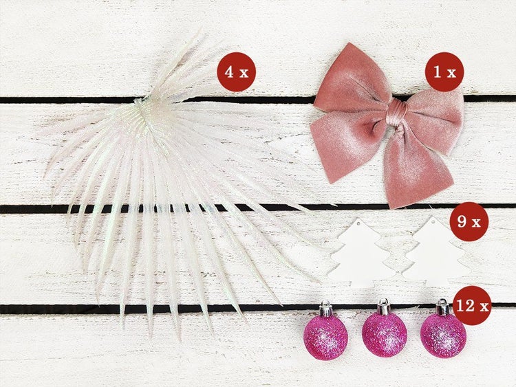 Weihnachtsbaumschmuck Set mit Fächer, Schleife, Tannenbäumen und glitzernden Kugeln zur festlichen Dekoration.