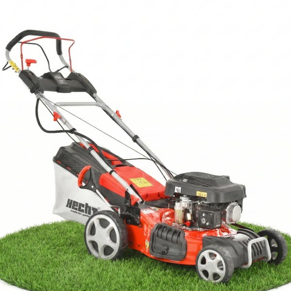 Benzin-Rasenmäher von Hecht mit Fangkorb und Radantrieb auf einer Rasenfläche.