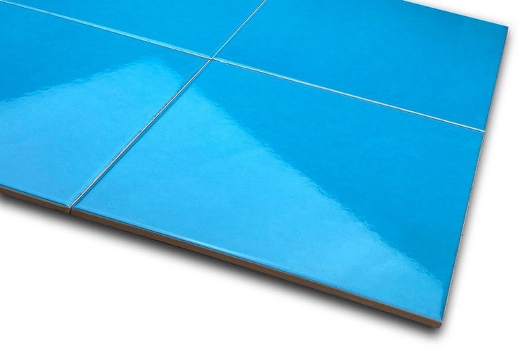 Blaue Keramikfliesen für den Innenbereich