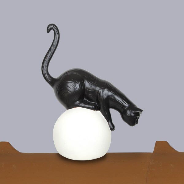 Schwarze Firstfigur Katze auf einer weißen leuchtenden Kugel für das Dach.