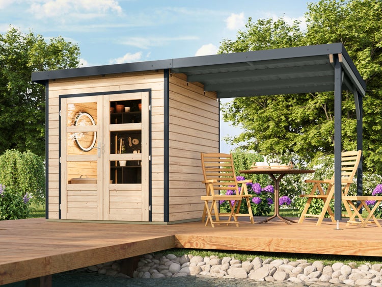 Modernes Gartenhaus aus Holz mit Pultdach, Doppeltür und Schleppdach auf einer Holzterrasse im hellen Garten mit Sitzgelegenheit.