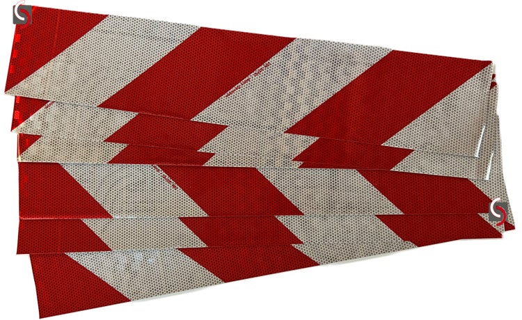 Mehrere rot-weisse Warnbakenfolien mit reflektierenden diagonalen Streifen