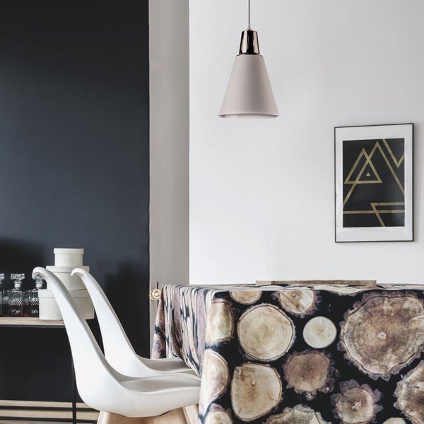 Esszimmer mit Pendelleuchte, Tischdecke mit Baumstammmuster und weißen Stühlen.