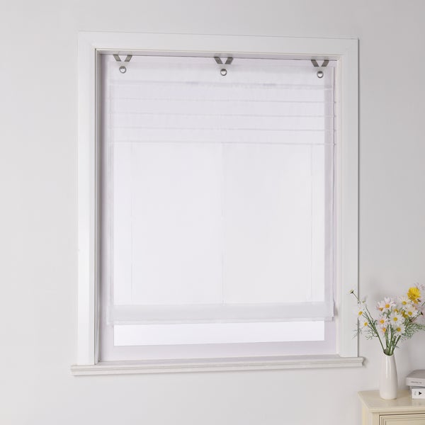 Blick auf ein Fenster mit weißem Faltrollo.