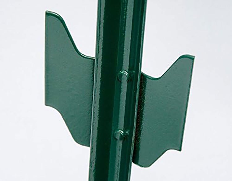 Grüner Metall-Zaunpfosten mit Erdankern zur Stabilisierung.