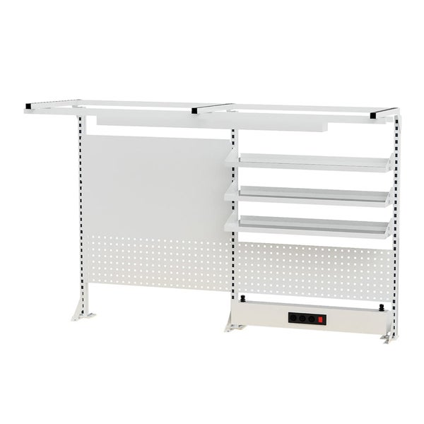 Werkbank-Aufbausystem aus weißem Metall mit Lochwänden, Ablageböden und integrierter Steckdosenleiste.