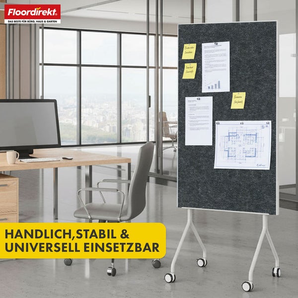 Mobiles Whiteboard mit Rollen und angehefteten Notizen in einem Büro