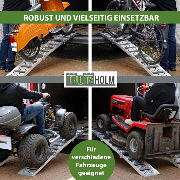 Zusammengeklappte TrutzHolm Verladeschienen im Kofferraum eines Autos